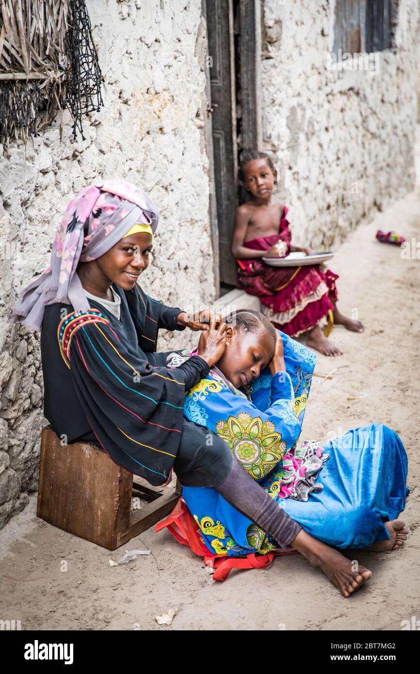 Zanzíbar, en la costa de Tanzania, es uno de los grandes crisoles culturales del mundo, con influencias árabes, indias, europeas y africanas nativas. Foto de stock