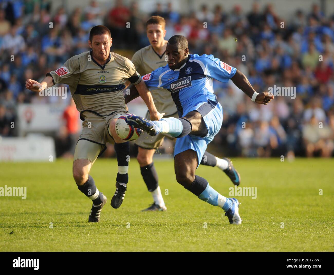 Wycombe Reino Unido Mayo 11 Delroy Facey De Wycombe Wanderers Se Hace Cargo De La Defensa