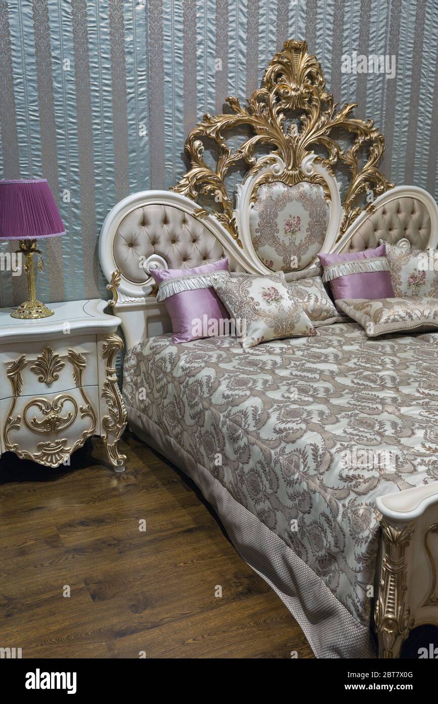 Dormitorio vacío moderno y elegante en estilo barroco con almohadas  Fotografía de stock - Alamy