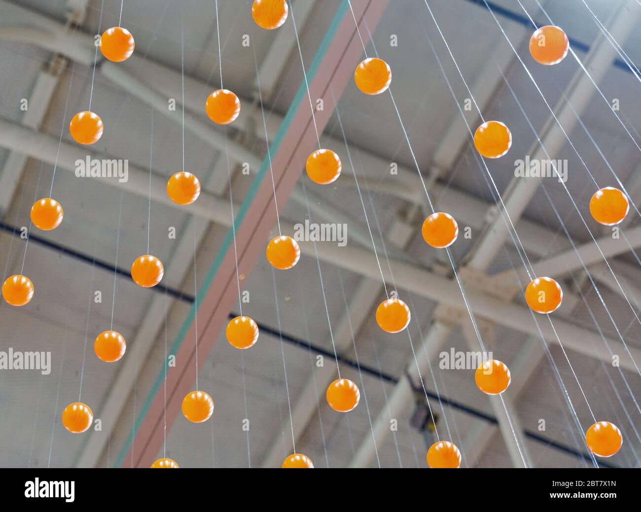 Bolas de naranja abstracto decoración de techo closeup Foto de stock