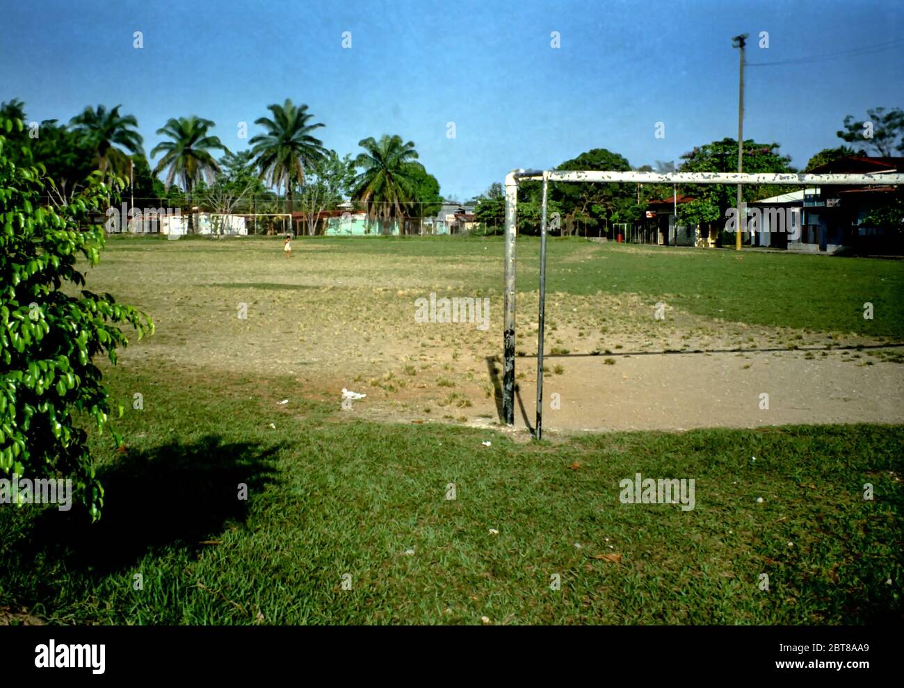 Campo de fútbol de pueblo en Quepos, Costa Rica Foto de stock