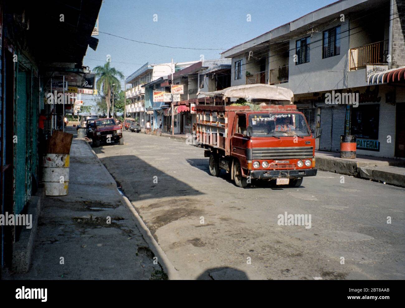 Una calle en Quepos, Costa Rica Foto de stock