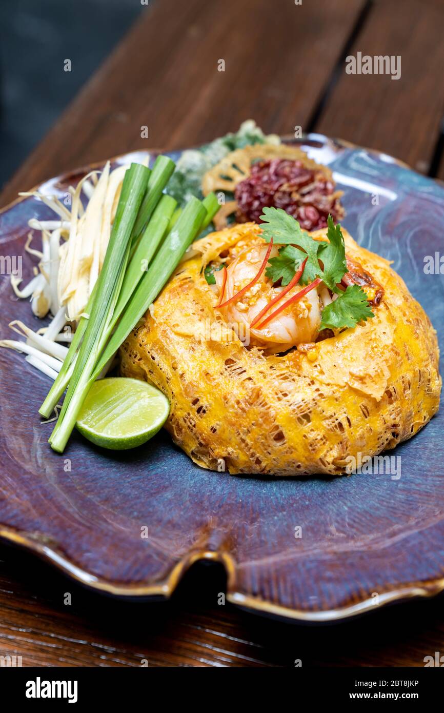 Padthai, fideos de arroz frito al estilo tailandés con salsa de tamarindo,  se sirve con cubierta de langostinos a la parrilla con  tailandesa  receta gastronómica Restaurante Fotografía de stock - Alamy