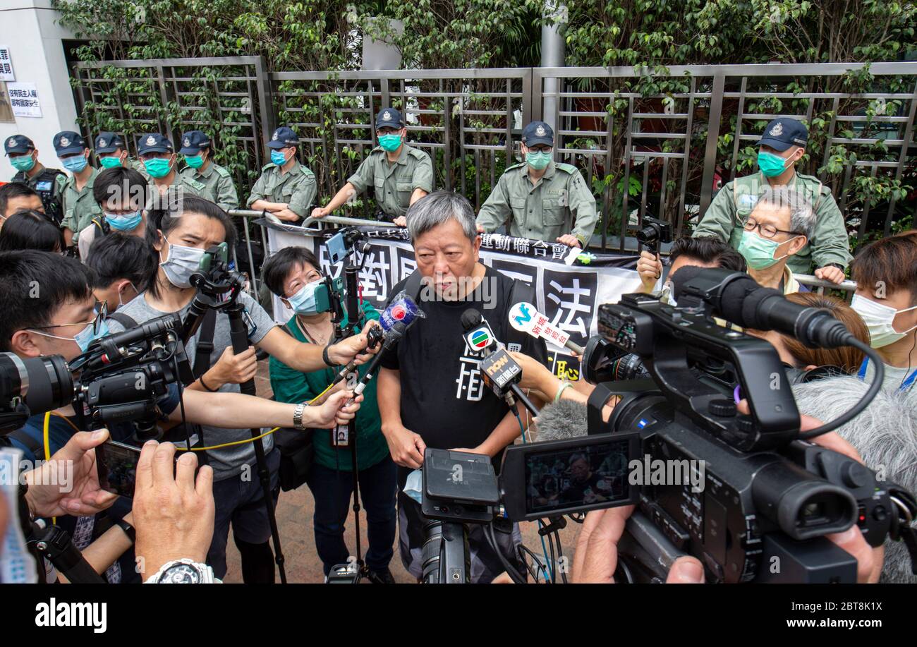 Hong Kong, Hong Kong, China. 24 de mayo de 2020. Con este evento del 4 de junio de este año prohibido, la gente participa en una carrera de 10km para conmemorar el 31º aniversario del Movimiento Democrático 1989 en China que terminó con el incidente de la Plaza de Tiananmen. LA carrera toma lugares de importancia para la lucha por la democracia en Hong Kong.LEE CHEUK-YAN (c), ex legislador y uno de los detenidos "Democracia 15", habla fuera de la Oficina de enlace del Gobierno Popular Central en la RAE de Hong Kong, Sai Yin Pun. La policía hace sentir su presencia. Crédito: Jayne Russell/ZUMA Wire/Alamy Live News Foto de stock