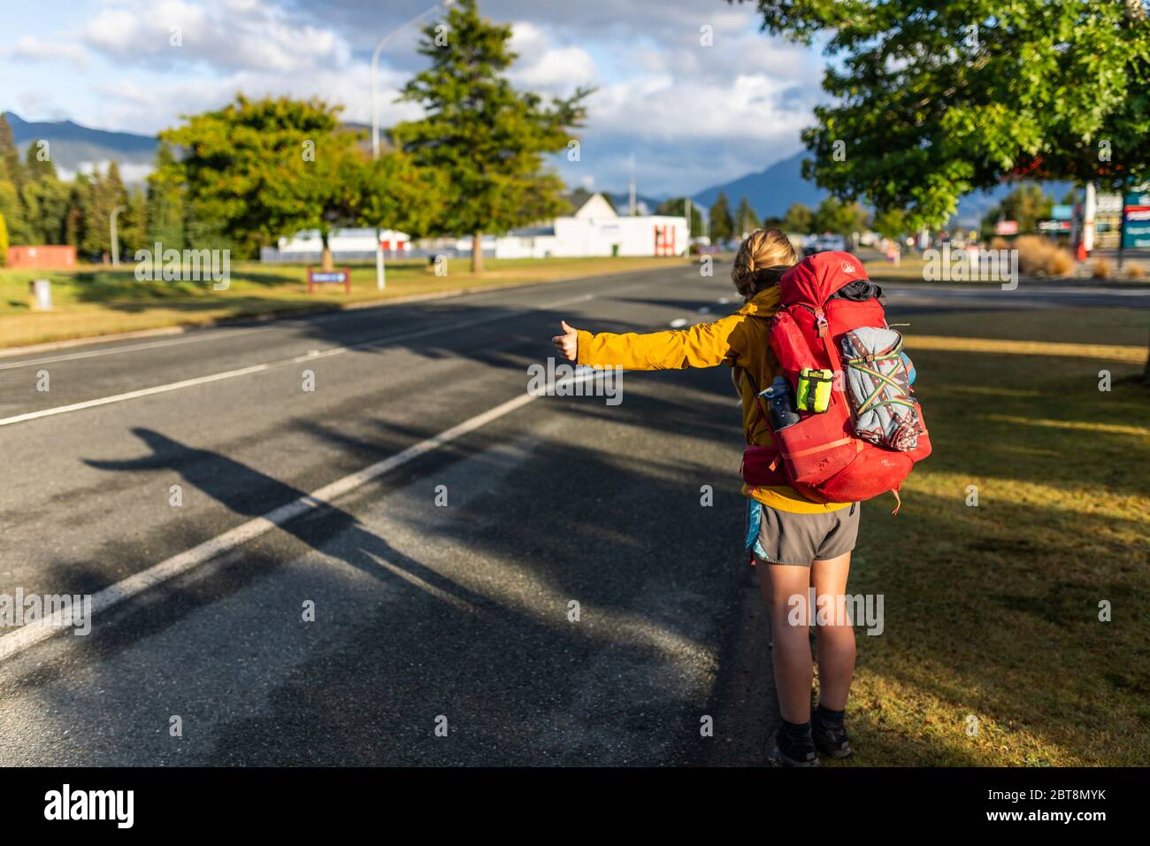 Un hitchhiker intenta coger un paseo, Nueva Zelanda Foto de stock