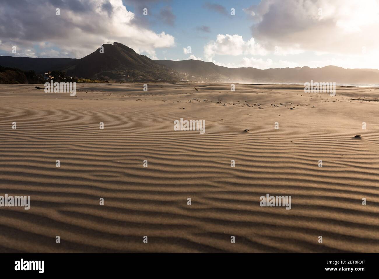 Patrones de arena en una playa de 90 millas cerca de Ahipara, Nueva Zelanda Foto de stock