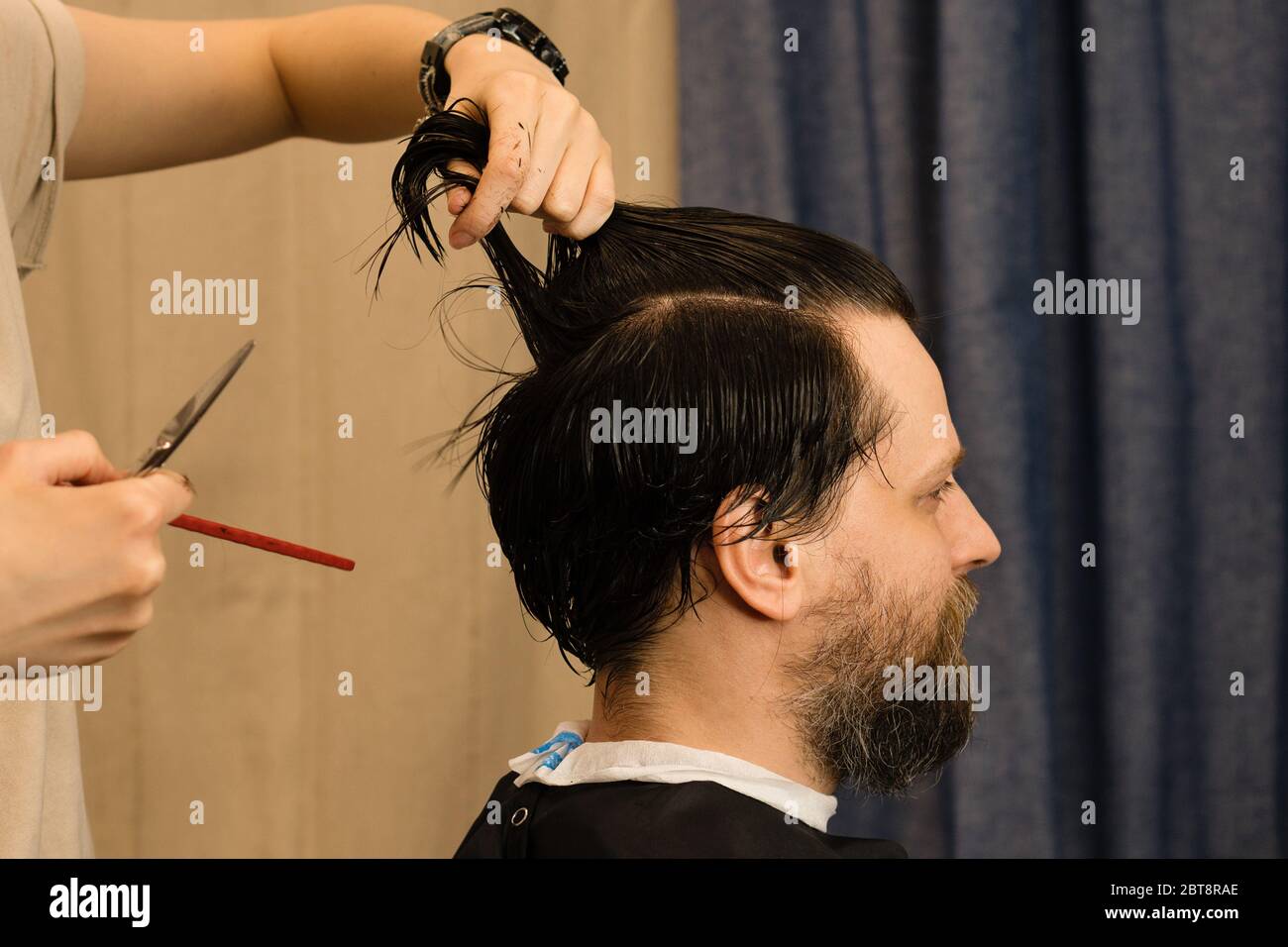 Corte de pelo para hombre Estilo de moda Barbería con tijeras y peine  Peluquería cortar el pelo del hombre Peluquería de bar Fotografía de stock   Alamy