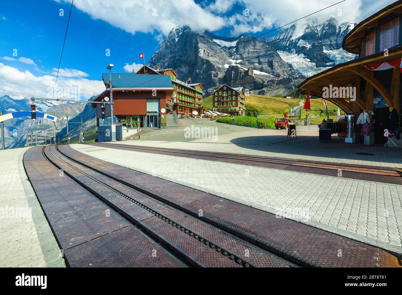 Hoteles de montaña, restaurantes y tiendas de recuerdos con la famosa vista de la montaña Eiger desde la estación de tren Kleine Scheidegg, Bernese Oberland, Suiza Foto de stock