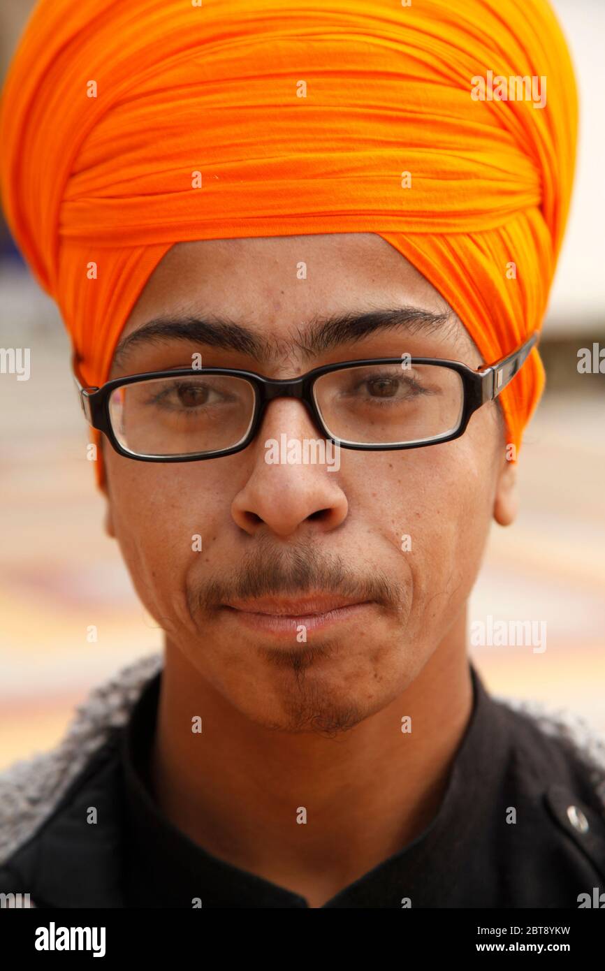 Hombre que llevaba dastar Sikh (turbante), Delhi, India Fotografía de stock  - Alamy