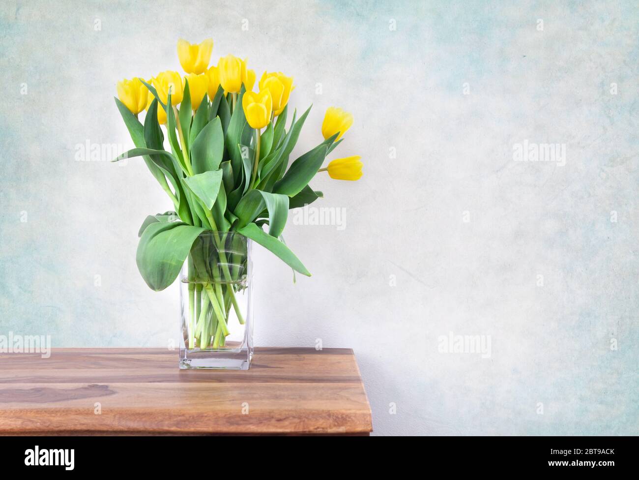 ramo de tulipanes amarillos en jarrón Foto de stock