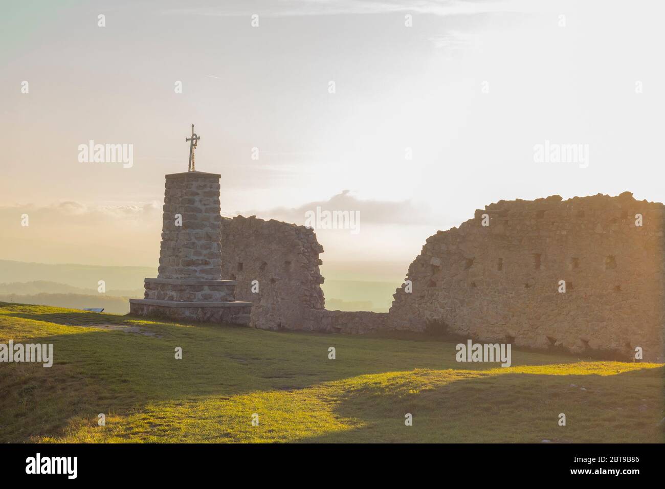 puesta de sol y ruinas del castillo medieval Foto de stock