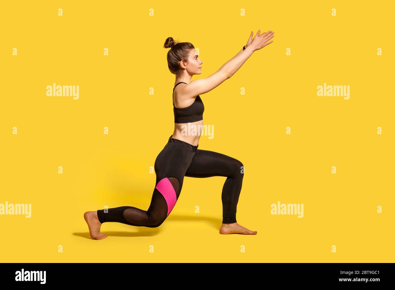 Mujer delgada joven en forma en pantalones deportivos se calienta antes de  hacer ejercicio al aire libre. espacio para texto