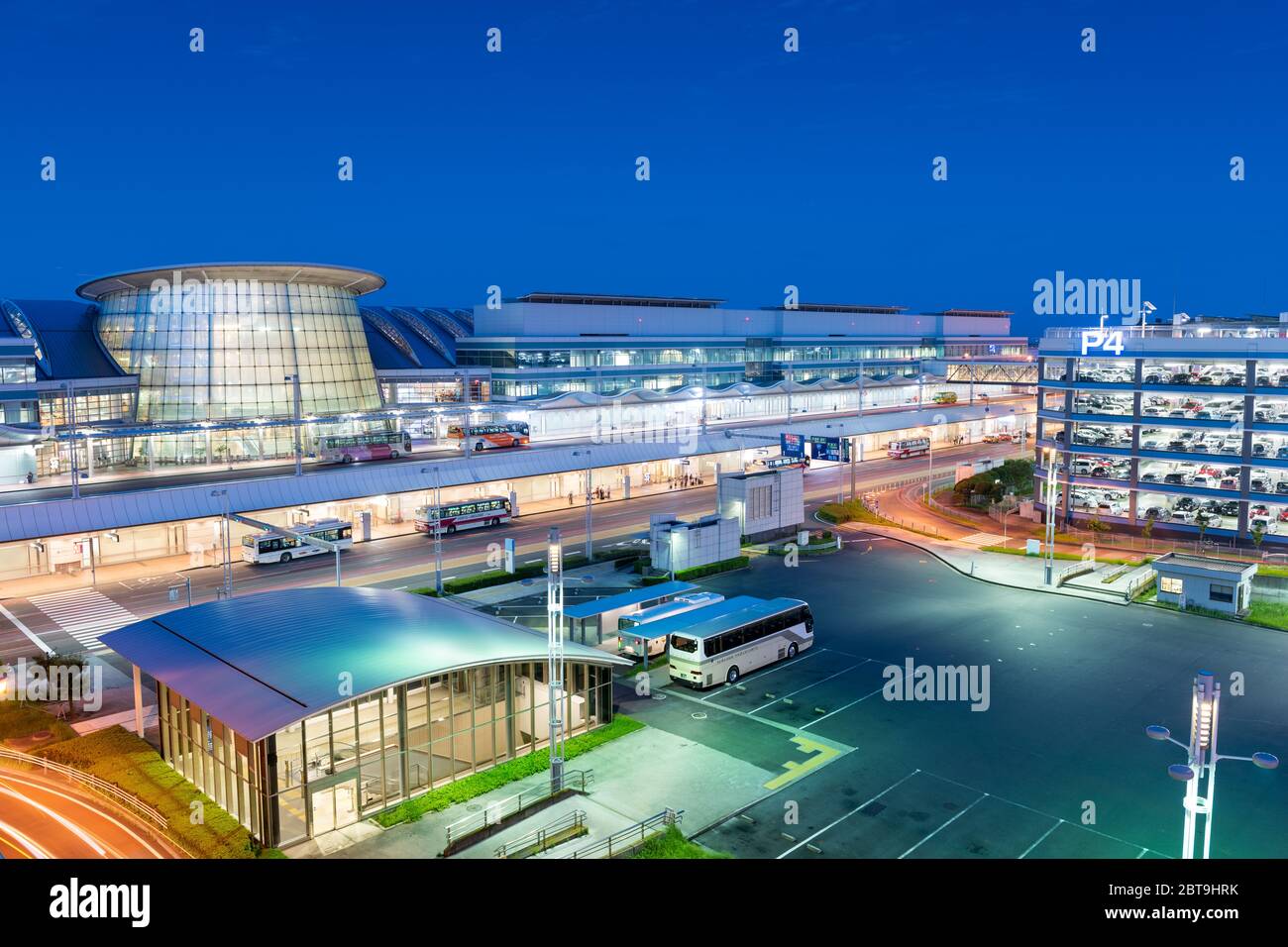 TOKIO, JAPÓN - 1 DE SEPTIEMBRE de 2015: Exterior del aeropuerto de Haneda por la noche. Foto de stock