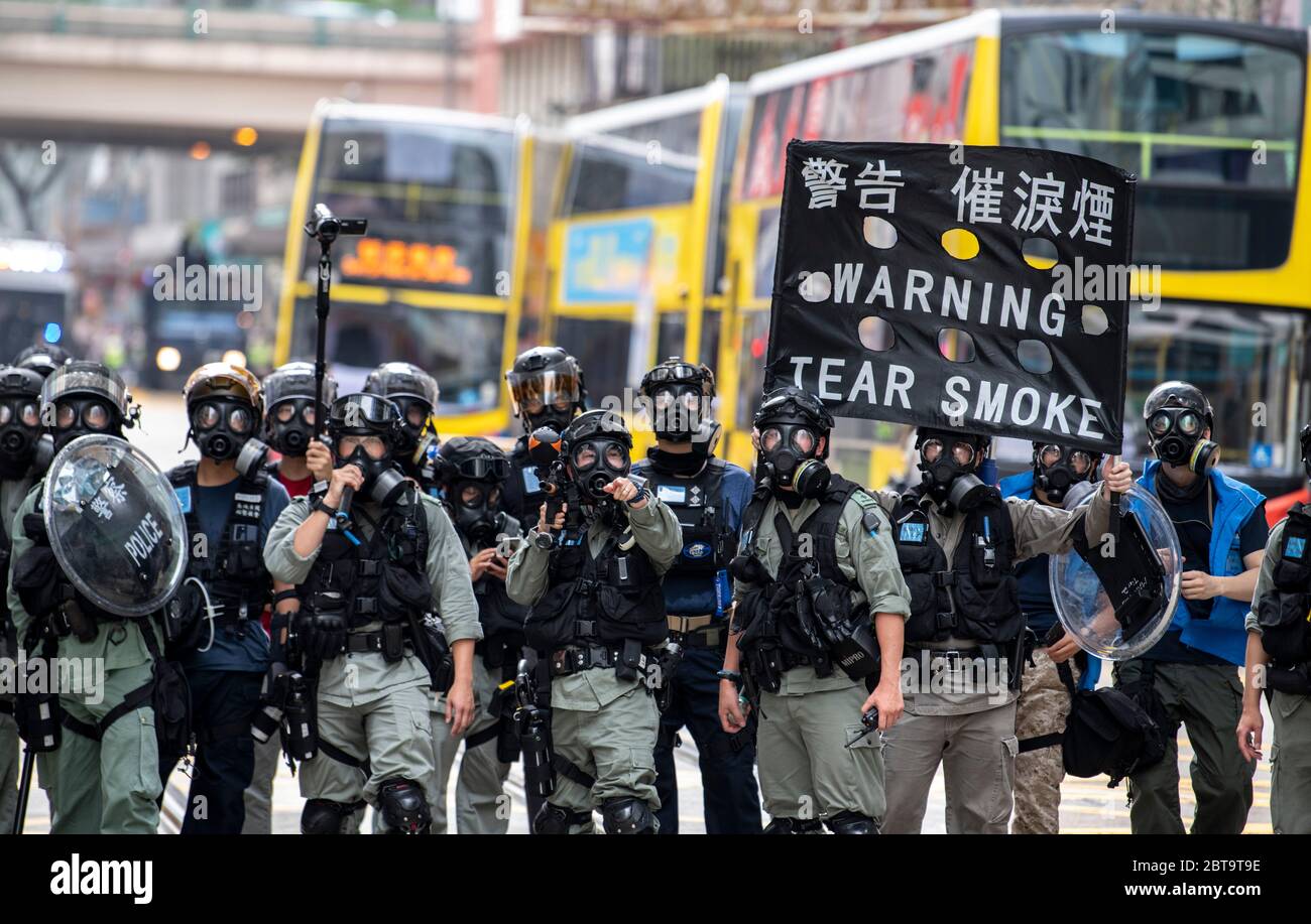 Hong Kong, China. 24 de mayo de 2020. HONG KONG, HONG KONG RAE, CHINA: 24 DE MAYO DE 2020. Veintitrés años después de que Gran Bretaña devolviese a Hong Kong al gobierno chino, Beijing está presionando para implementar nuevas leyes de seguridad nacional duras que suprimirán las protestas pro-democracia que se ven en la ciudad. Se cree que es el final del acuerdo de traspaso donde China aceptó la idea de un país, dos sistemas. La gente toma las calles para una protesta ilegal en el distrito comercial de Causeway Bay.la policía advierte del uso de gases lacrimógenos Alamy Live News/Jayne Russell Credit: Jayne Russell/Alamy Live News Foto de stock