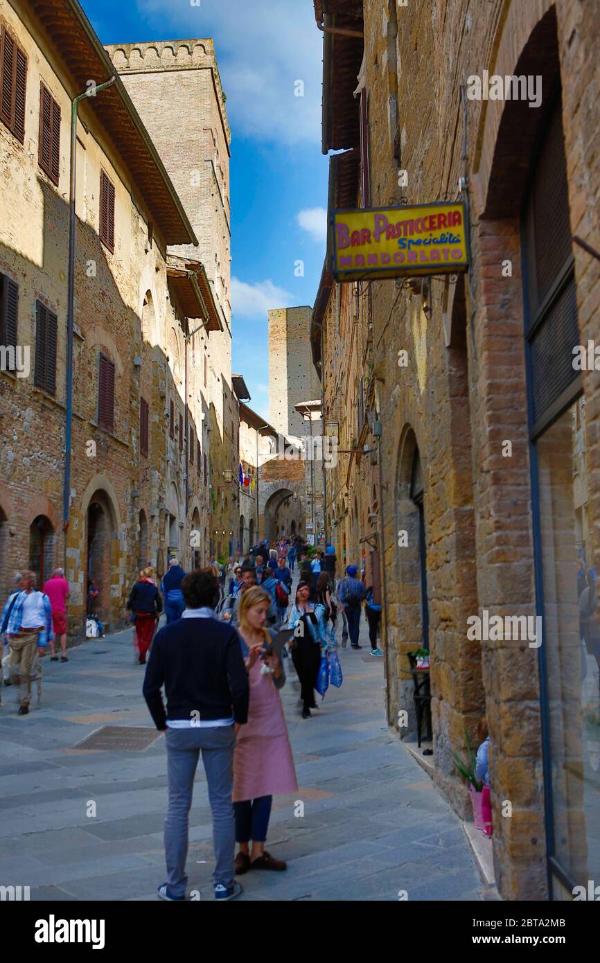 San Gimignano ist eine der mittelalterlichen bekanntesten Städte Italiens. Die Kleinstadt hat fast 8000 Einwohner und ist bekannt durch seine Geschlec Foto de stock