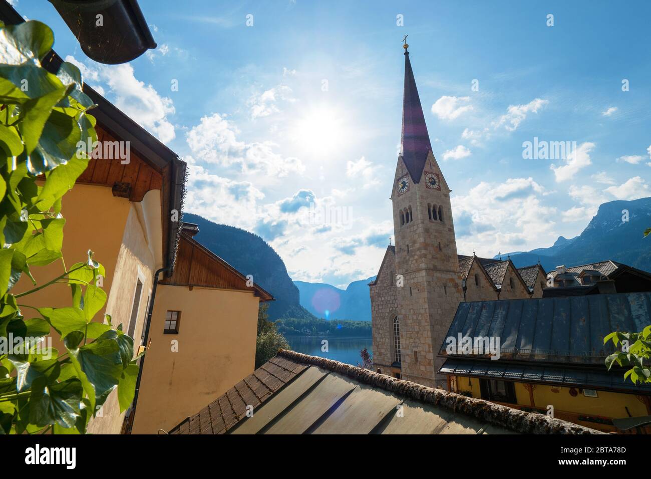 Vista de la iglesia evangélica de Hallstatt, región de Salzkammergut, OÖ, Austria, desde un punto de vista elevado sobre los tejados de la famosa aldea Foto de stock