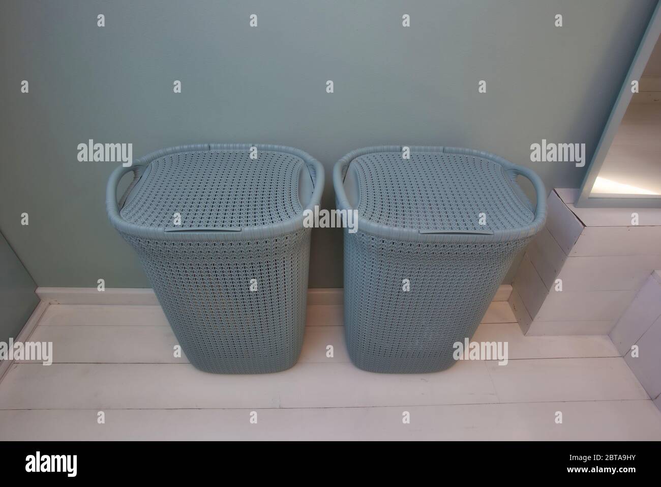 Dos cestas de plástico modernas para la ropa en la vista superior de la  habitación retro, diseño escandinavo Fotografía de stock - Alamy