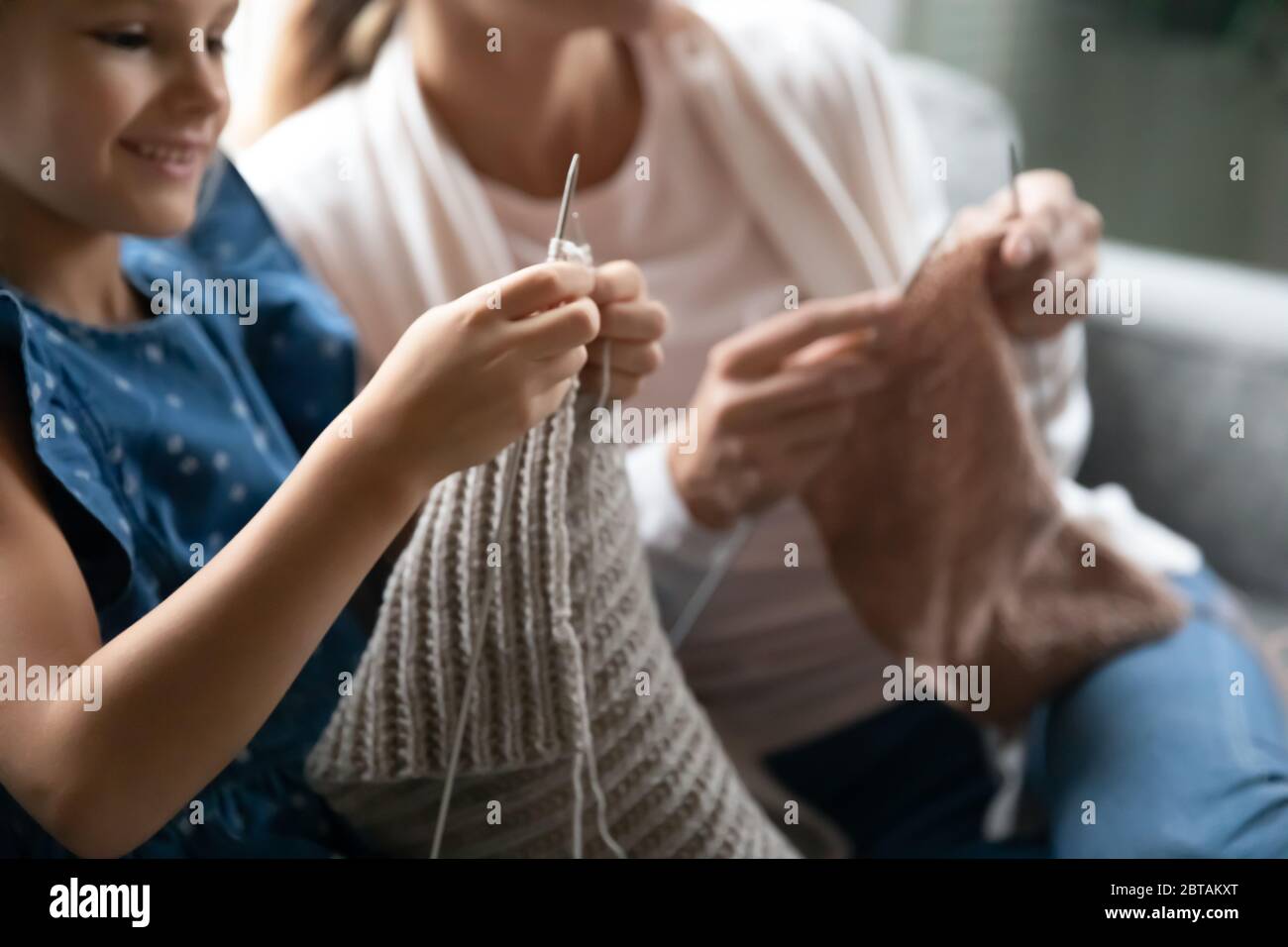 Primer plano de la madre y la hija tejen juntos Foto de stock