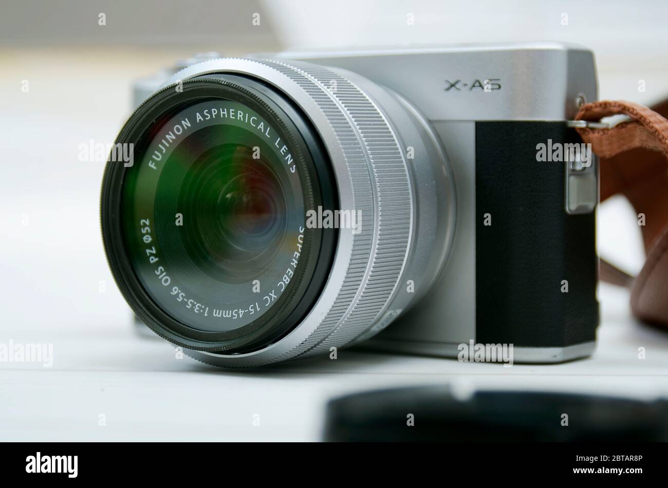 Cámara de 24 megapíxeles fujifilm X-A5, sin espejo es una cámara digital de  generación que utiliza un visor electrónico, con prisma de salida  Fotografía de stock - Alamy