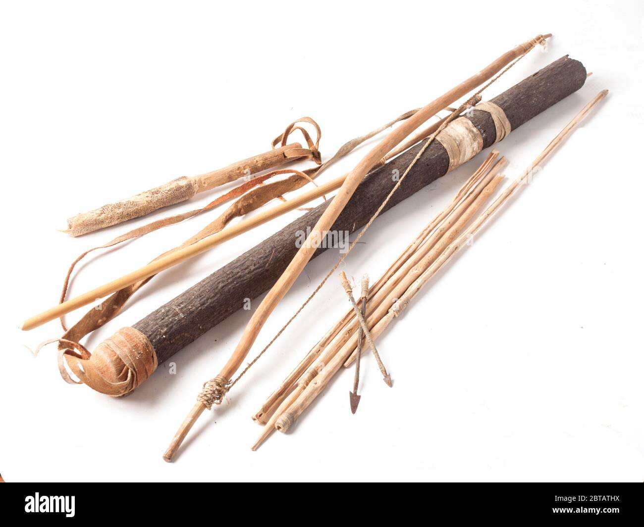 Kalahari Bushman's cazar arco & flechas, comprado a un bushman en Botswana en Khutse alrededor de 1989. Nota todos son hechos a mano, con arco y flechas, acero a Foto de stock