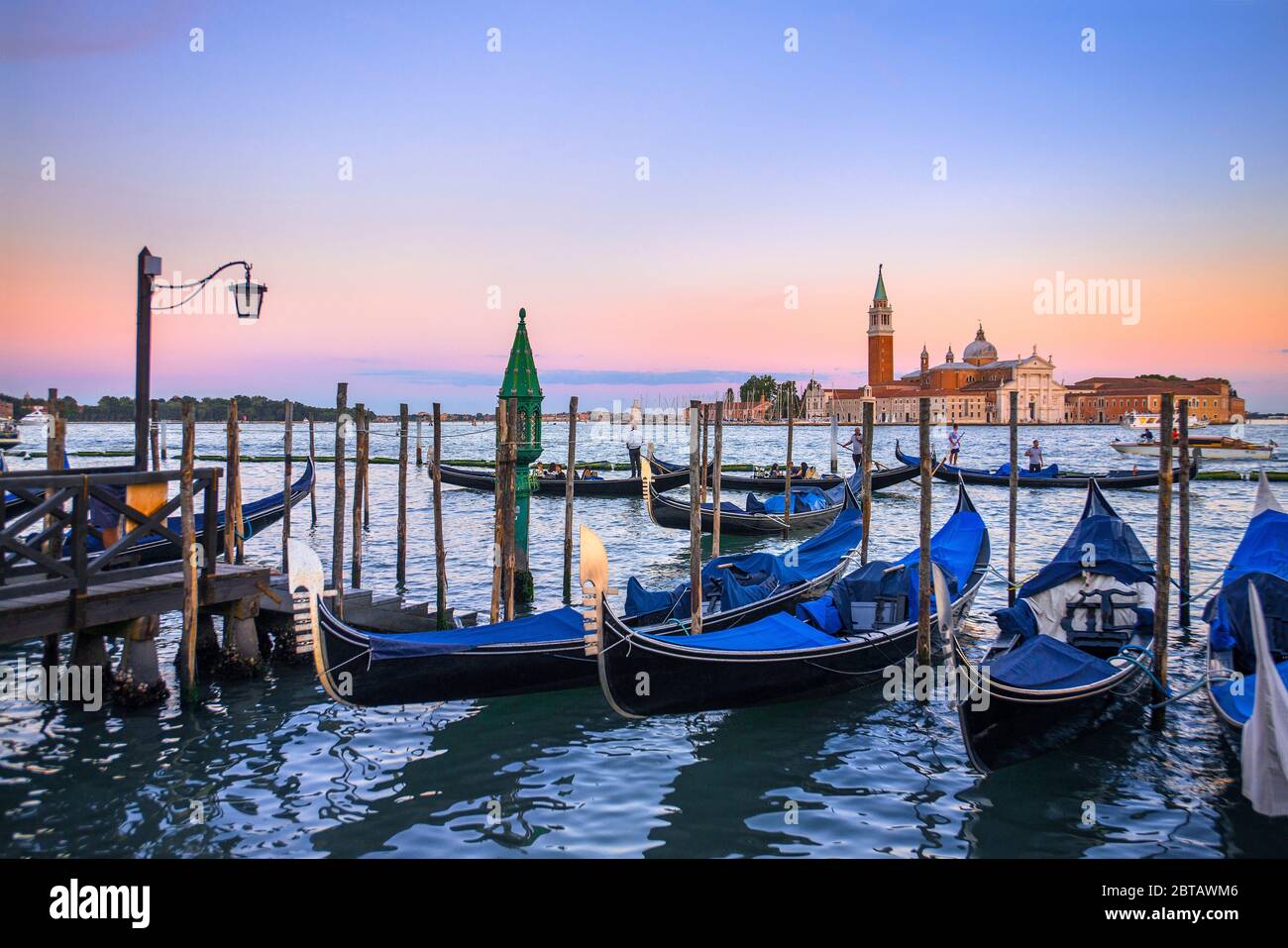 Góndolas al atardecer con la Isla de San Giorgio Maggiore, Venecia, Italia Foto de stock
