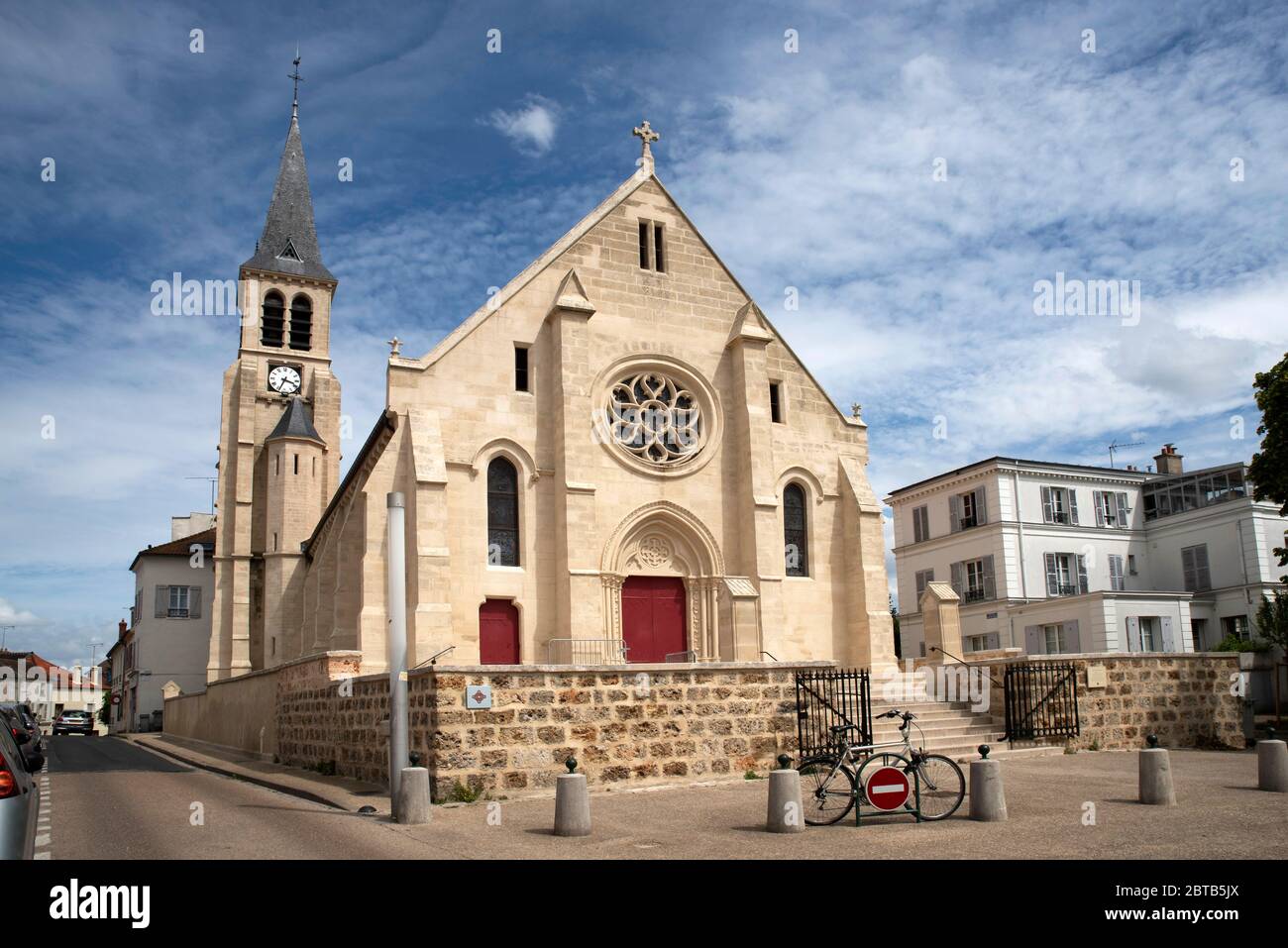 Iglesia del siglo 12 de Verrière le Buisson en la región de París