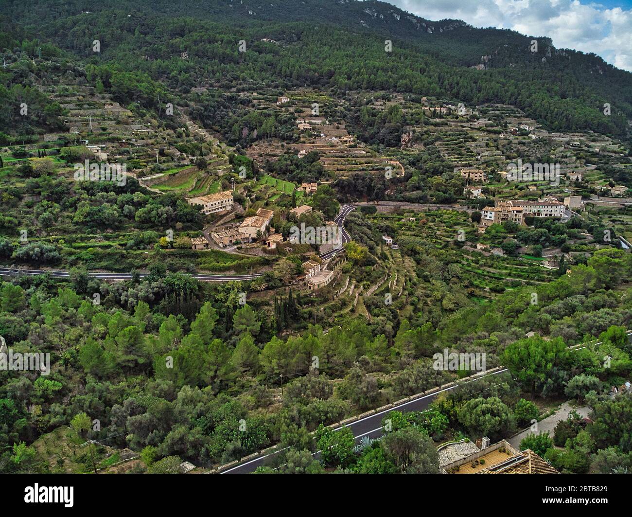 Drone punto de vista fotografía aérea paisaje pintoresco colinas casas situadas en Banyalbufar pequeño pueblo, hermoso paisaje verde montañas Foto de stock