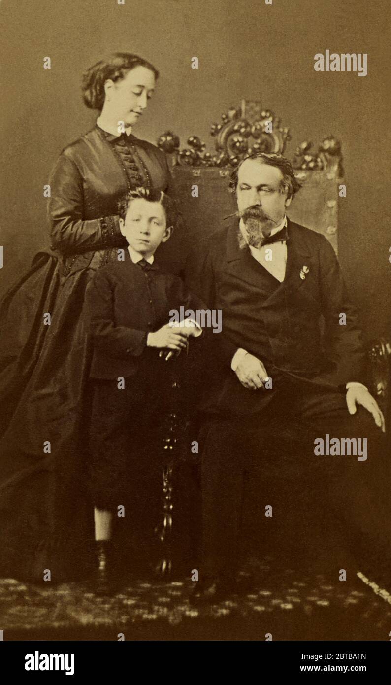 1864 CA, FRANCIA : el emperador francés NAPOLEÓN III ( 1808 - 1873 ) con la emperatriz Eugenia Eugenie Montijo de Guzmán ( 1826 - 1920 ) y el hijo príncipe Imperial Eugéne Louis Napoléon ( 1856 - 1879 ). Retrato de Sergei Ludovich Levitskt ( 1819 - 1898 ), París. - REALI - realeza - nobili - nobiltà - Napoleone III - imperatore - baffi - bigote - ritratto - baffi - bigote - barba - barba - RISORGIMENTO - familia - familia - familia - familia - vestido negro - abito vestigto nero - MODA - MODA - OTTOCENTO - 800 - 's. --- Archivio GBB Foto de stock