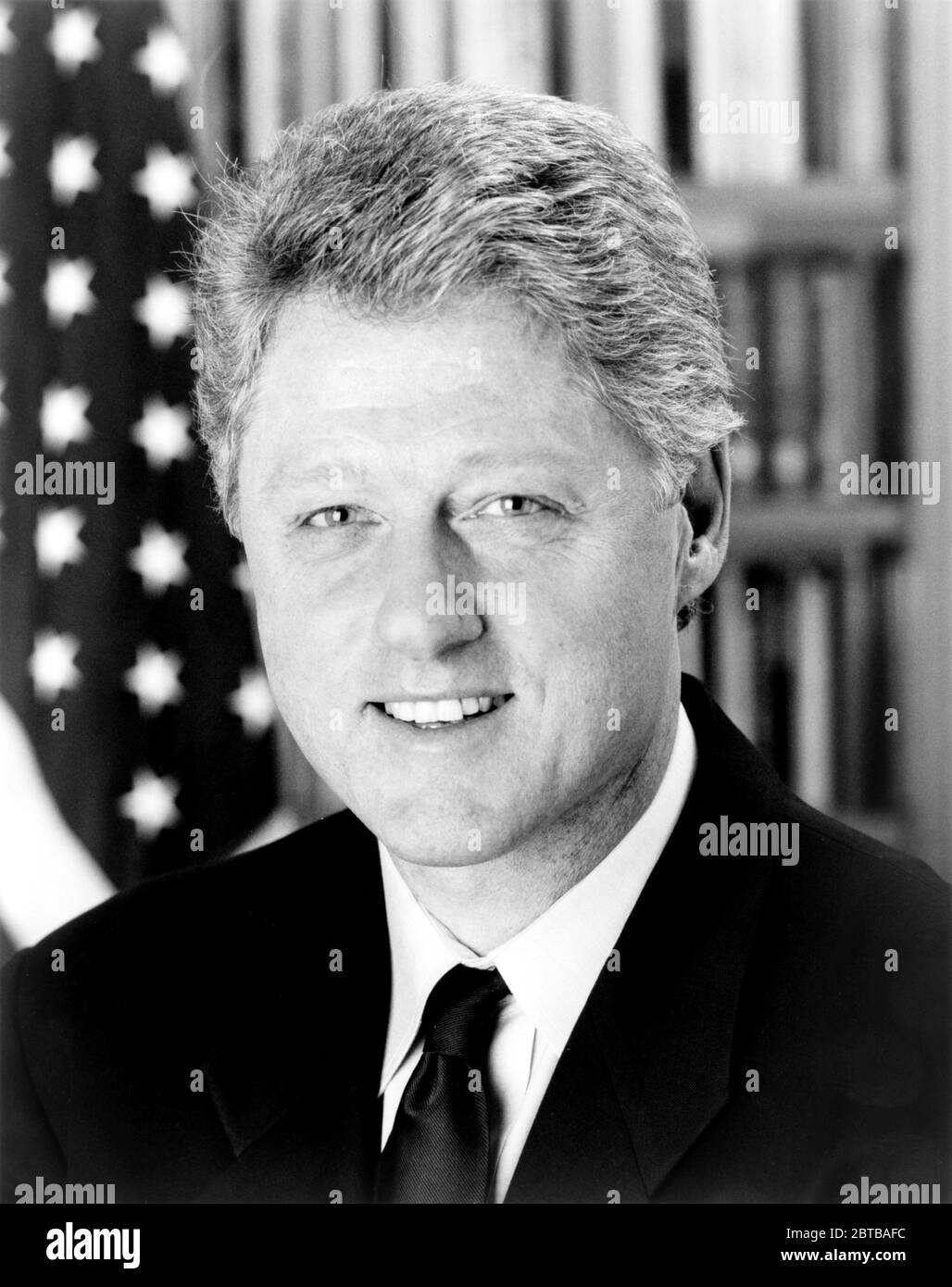 1993 , WASHINGTON , EE.UU. : William Jefferson BILL CLINTON , GCL (nacido William Jefferson Blythe III el 19 de agosto de 1946) fue el 42º Presidente de los Estados Unidos, sirviendo desde 1993 hasta 2001. Foto oficial de la Casa Blanca Oficina de Prensa - Presidente della Repubblica - USA - ritratto - retrato - cravatta - corbata - collar - colletto - ESTADOS UNIDOS - STATI UNITI - bandiera - bandera - bandiere - sonrisa - sorriso --- Archivio GBB Foto de stock