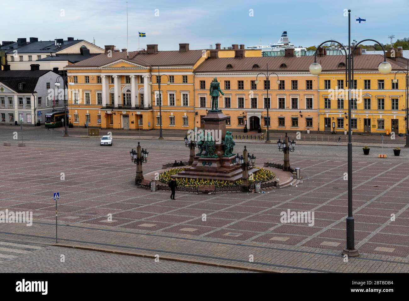 Alejandro II de Rusia permitió que el pueblo finlandés viviera independientemente bajo el régimen ruso. Era popular en Finlandia y su estatua está en la plaza del senado. Foto de stock