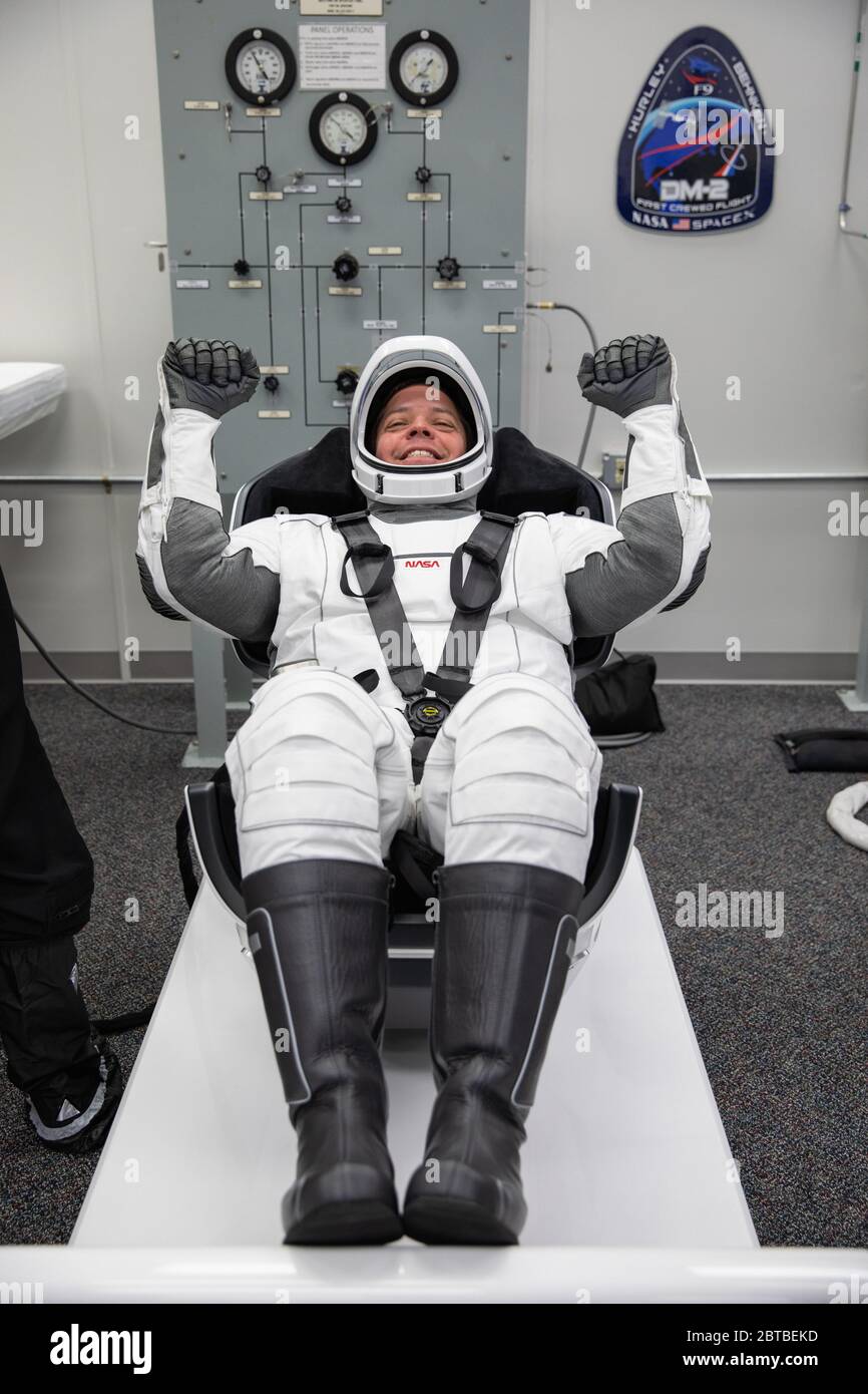 Cabo Cañaveral, Estados Unidos de América. 23 de mayo de 2020. El astronauta  de la NASA Douglas Hurley, tiene su traje espacial SpaceX, en el Astronaut  Crew Quarters durante un ensayo de
