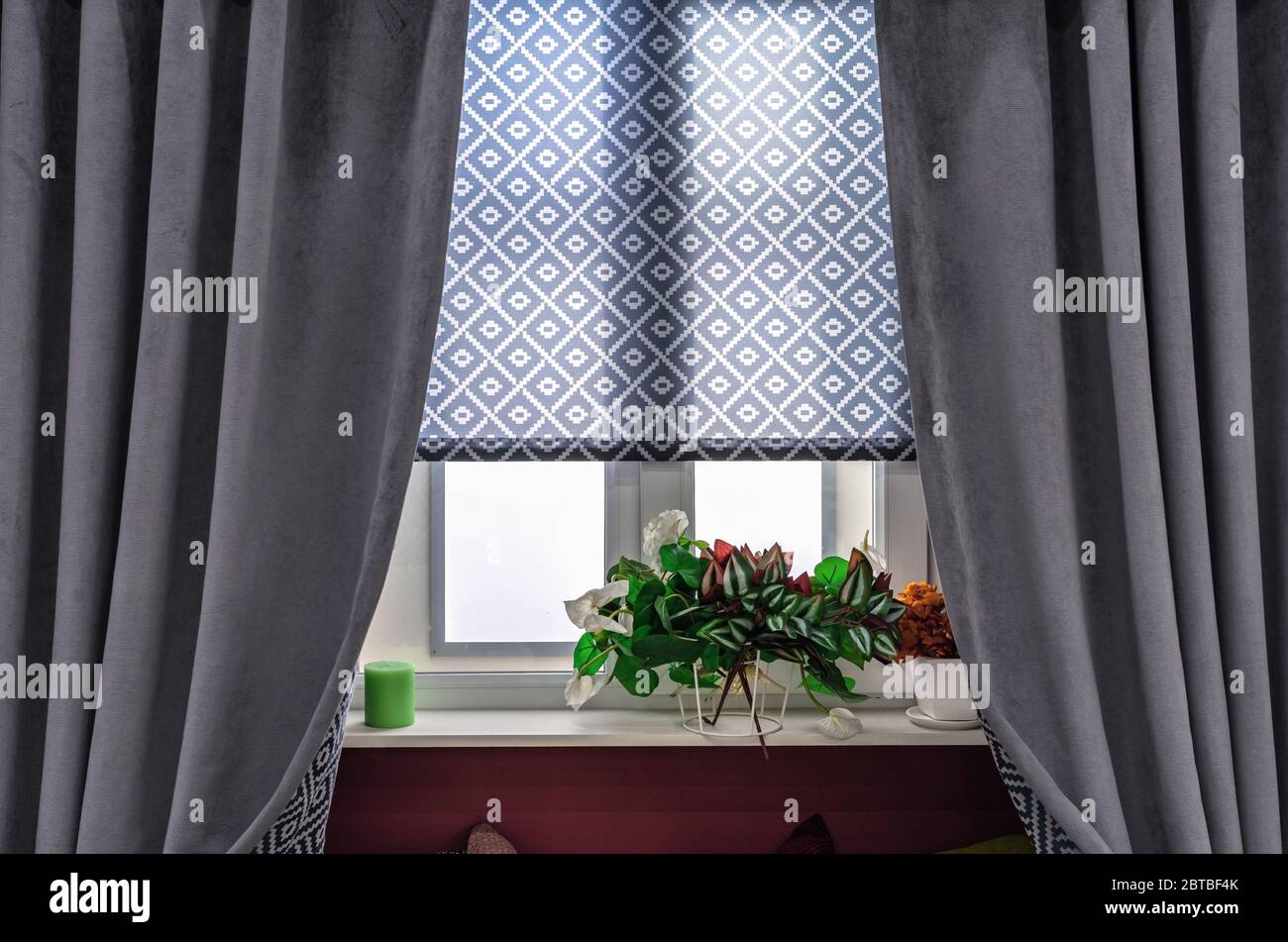 Cortinas grises y persianas de tela con adornos en las ventanas de la sala  de estar Fotografía de stock - Alamy