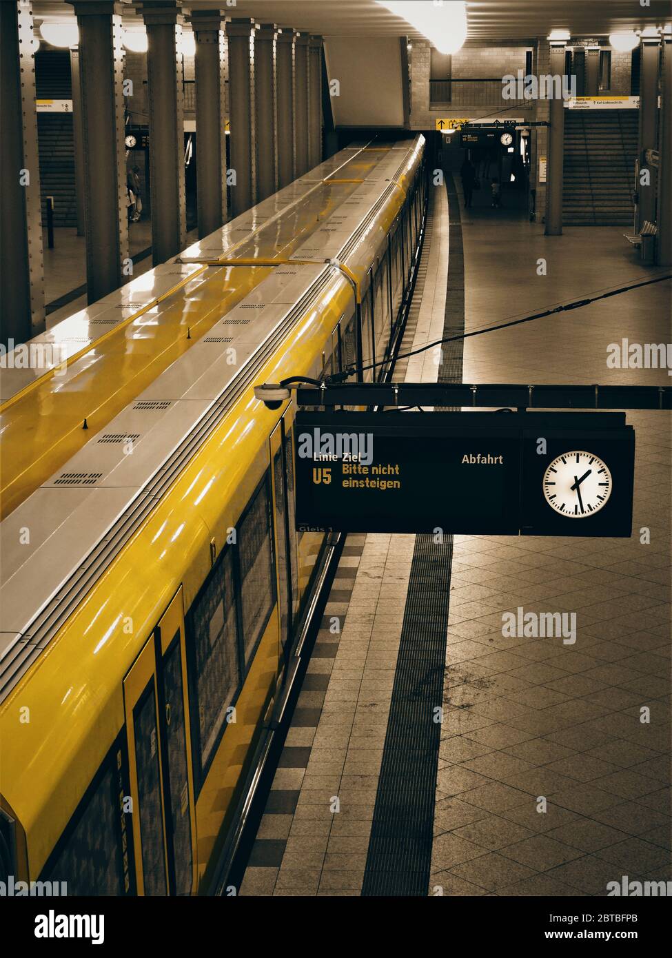 álbum de recortes Infantil malo Metro amarillo y la estación con una vista de reloj desde arriba en Berlín  Alemania Fotografía de stock - Alamy