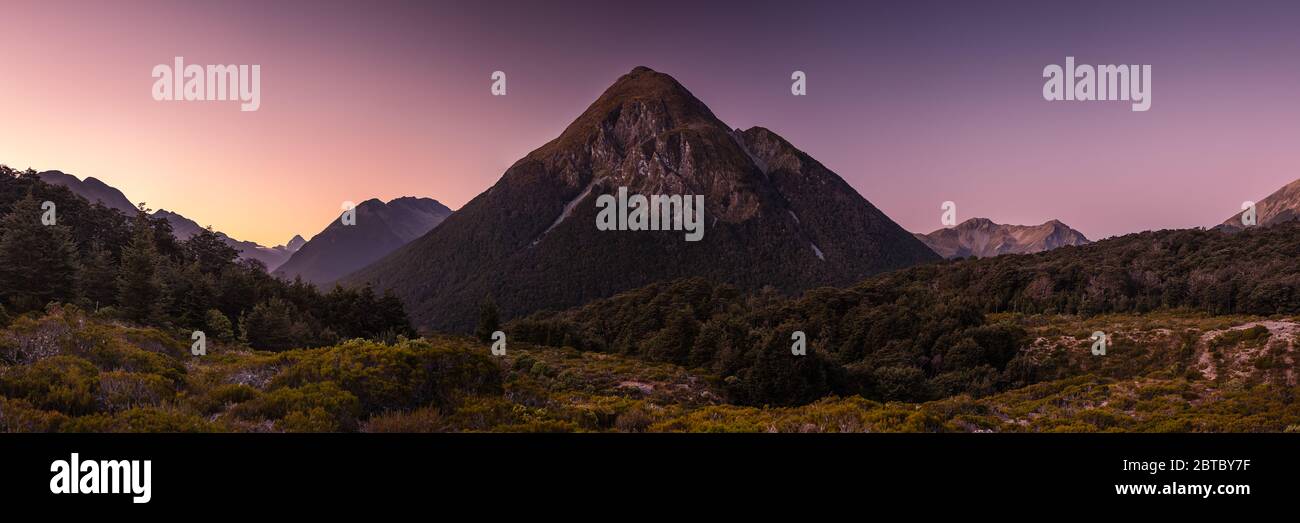 Panorama de las Montañas Alisa, Nueva Zelanda, marzo de 2020 Foto de stock
