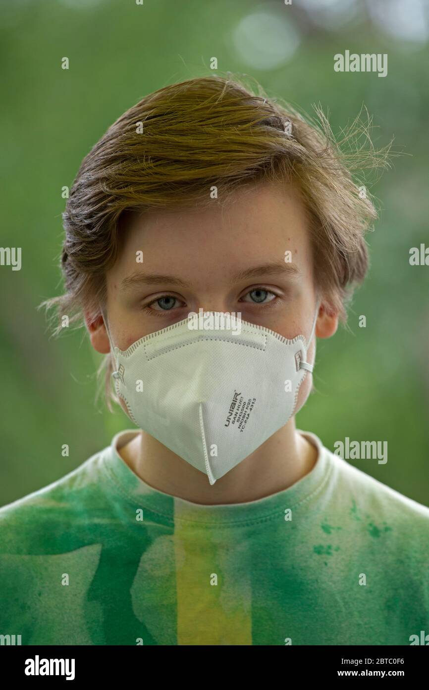 Niño usando máscara respiratoria, Alemania Foto de stock