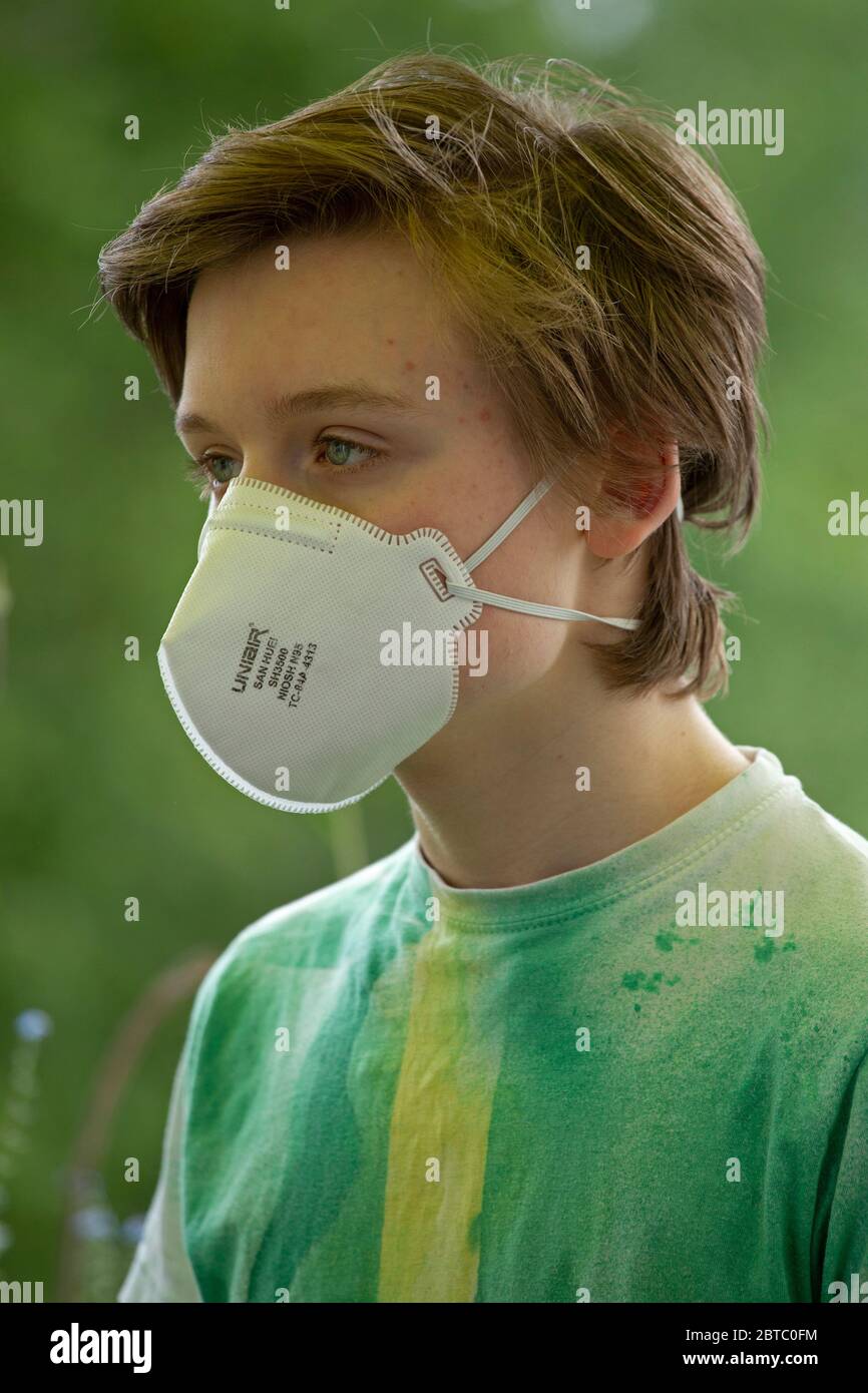 Niño usando máscara respiratoria, Alemania Foto de stock