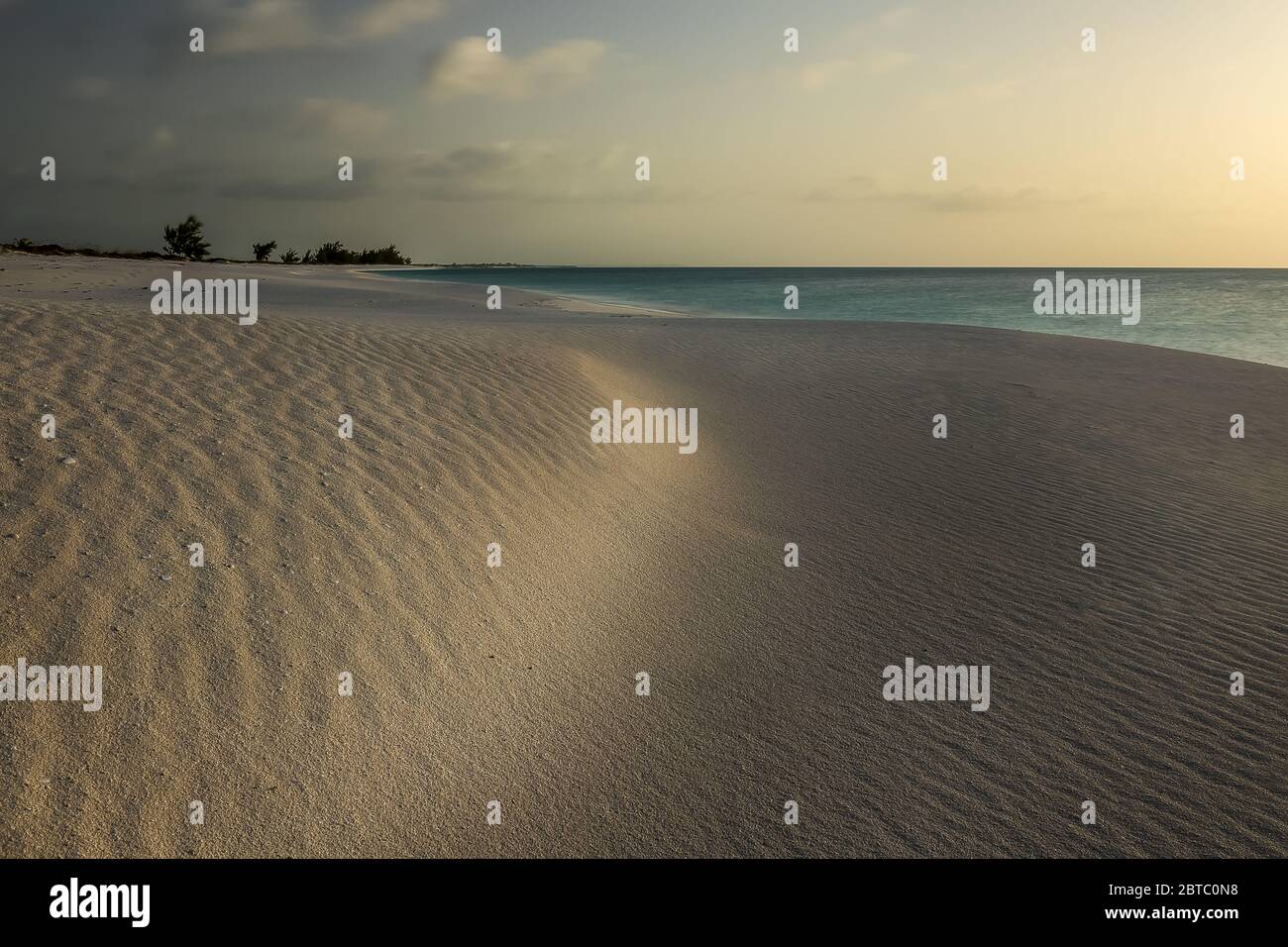 Una playa de arena blanca al atardecer, Pine Cay, Turcas y Caicos, junio de 2019 Foto de stock