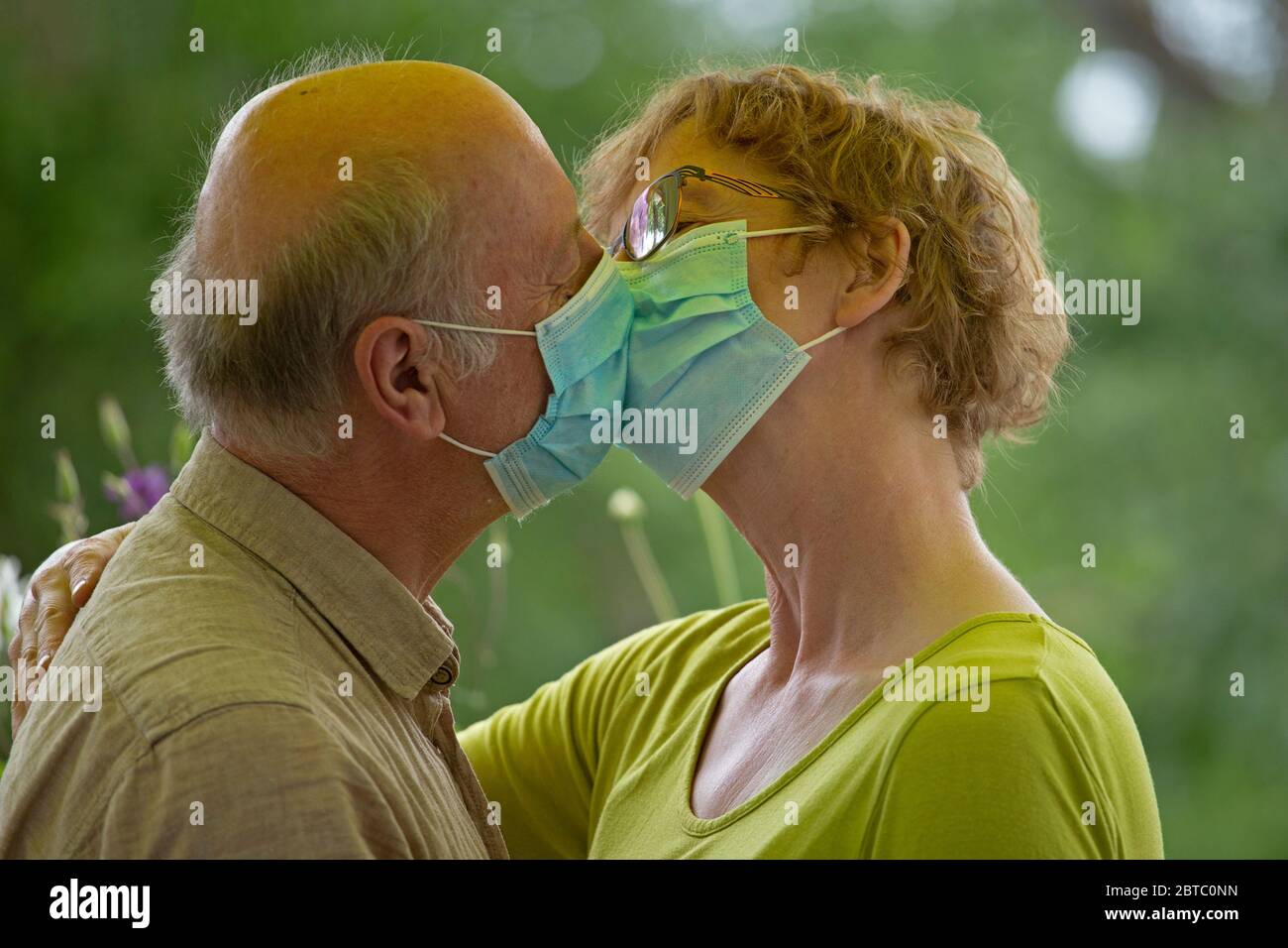 Besos en tiempos de Corona, Alemania Foto de stock