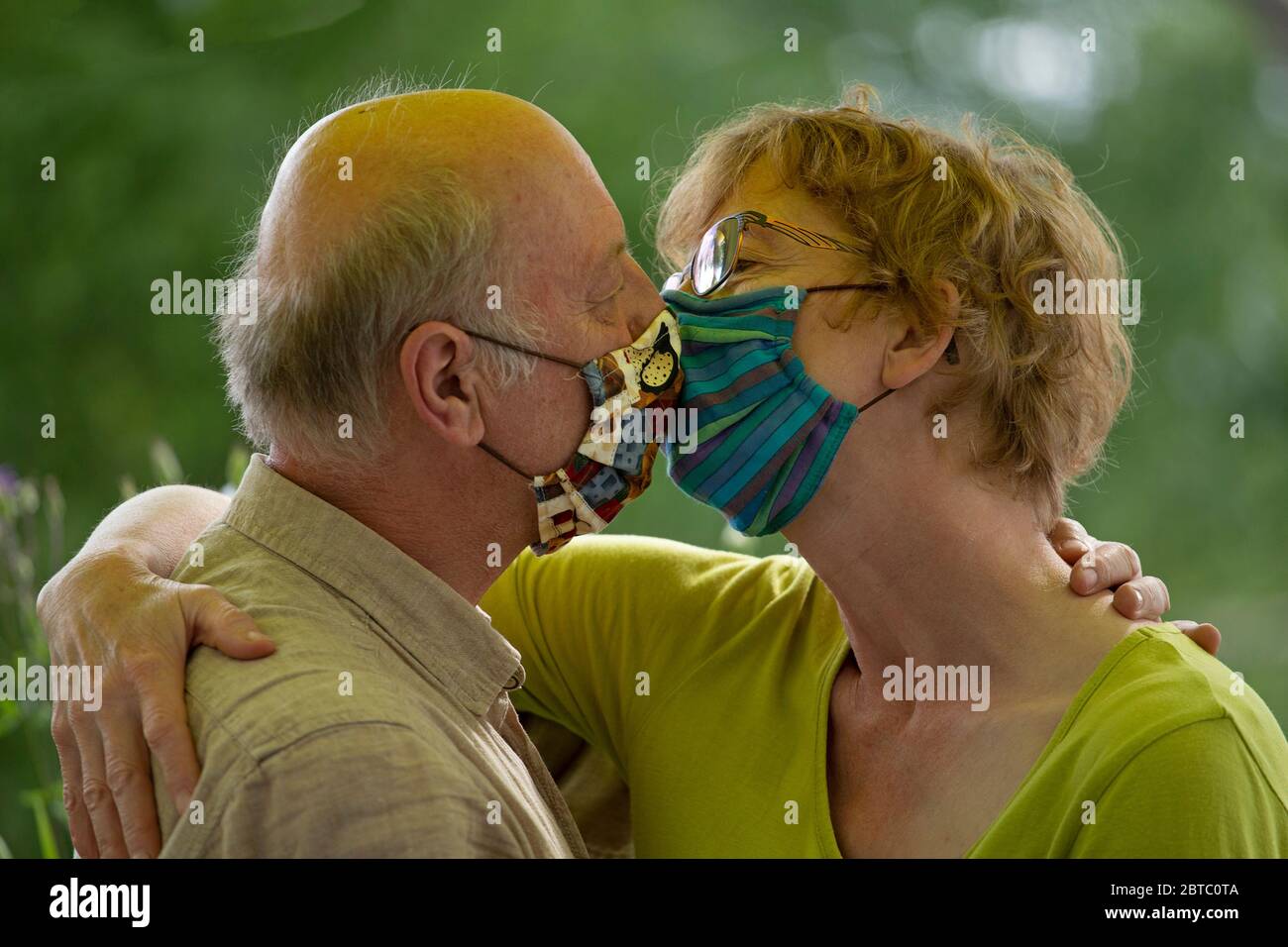 Besos en tiempos de Corona, Alemania Foto de stock