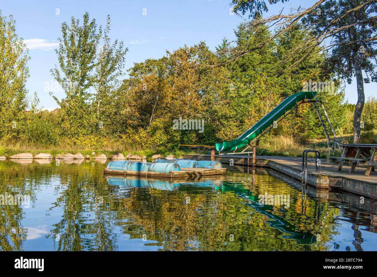 Granja estanque convertido en un sitio recreativo con un tobogán y muelle flotante (embarcadero), una plataforma apoyada por pontones, cerca de Hood River, Oregon, EE.UU Foto de stock