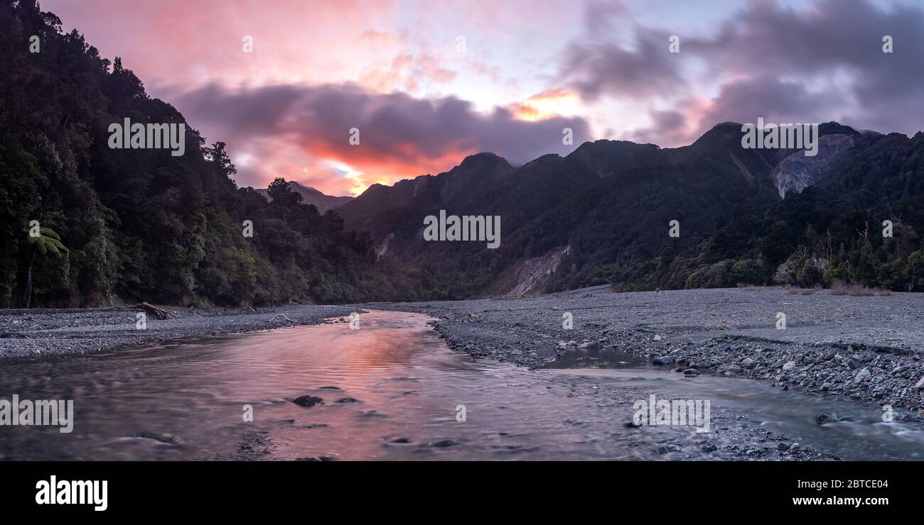 Amanecer en el Valle de Orongorongo, Nueva Zelanda Foto de stock