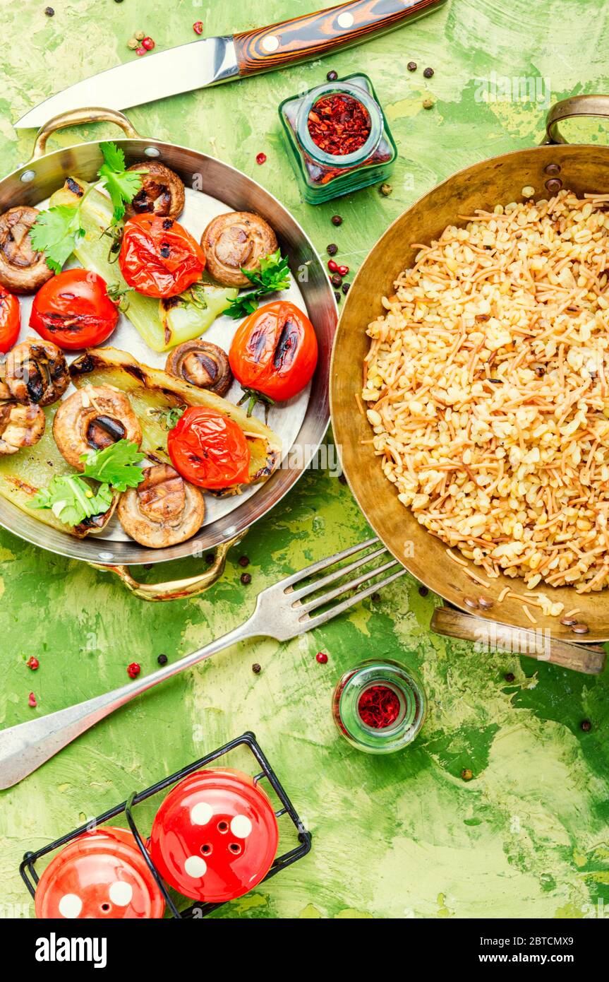 Pilaf turco clásico con fideos.arroz turco, arroz a la parrilla con