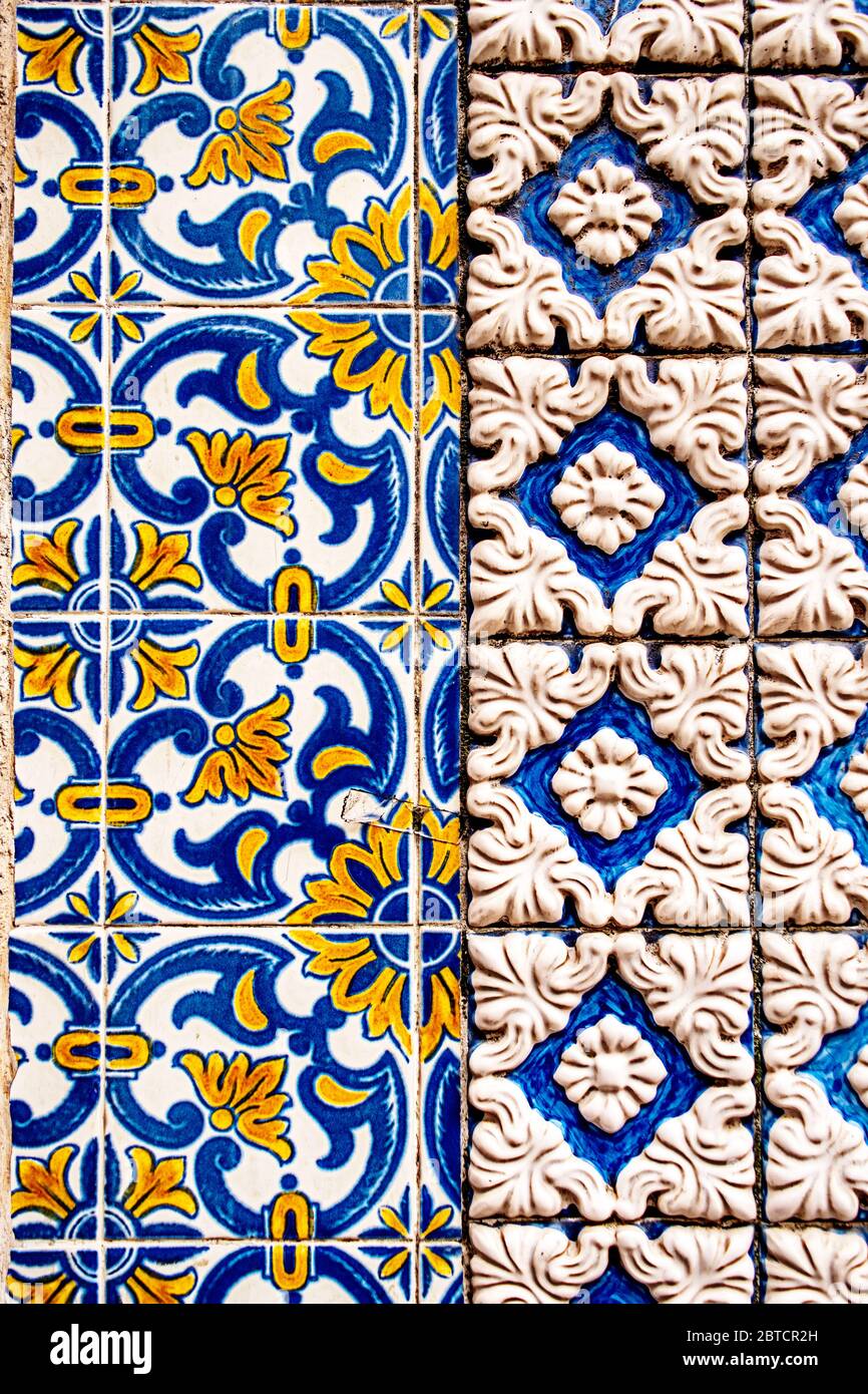 Dos estilos diferentes de azulejos portugueses azulejo cerámica lado a lado  Fotografía de stock - Alamy