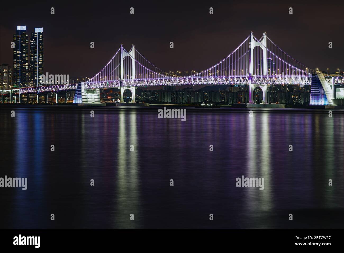 Busan, Corea del Sur - 21 de mayo de 2020: Con la ciudad corriendo hasta el océano y muchos puentes y rascacielos iluminados, Busan ofrece mucho Foto de stock
