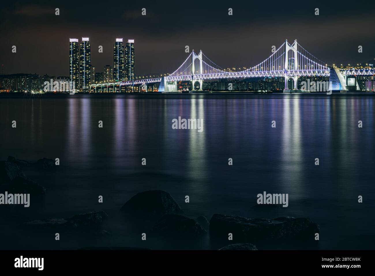 Busan, Corea del Sur - 21 de mayo de 2020: Con la ciudad corriendo hasta el océano y muchos puentes y rascacielos iluminados, Busan ofrece mucho Foto de stock