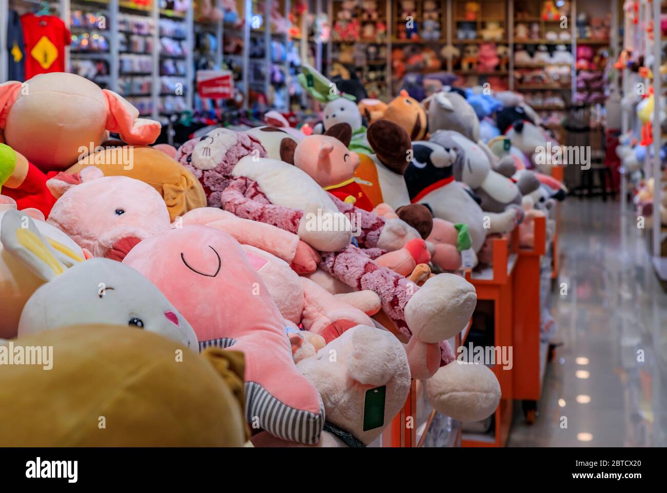 Juguetes de peluche rellenos suaves gigantescos en contenedores y en estantes en exhibición para la venta en una tienda de juguetes en Chinatown Singapur Foto de stock