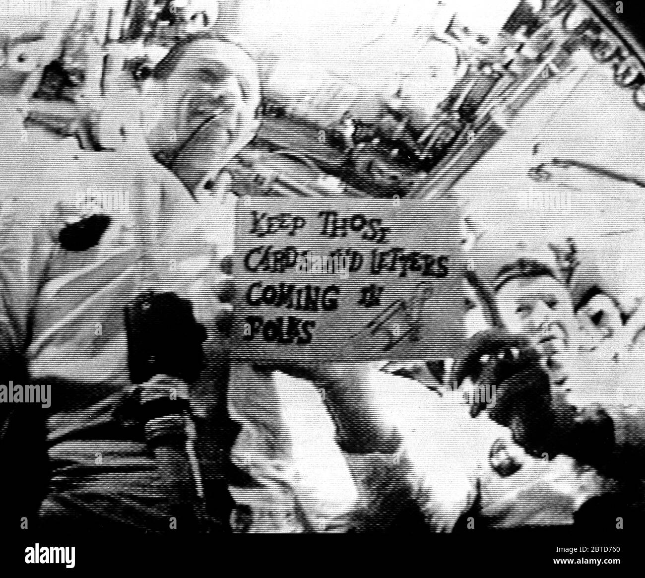 El 14 de octubre de 1968, el Apolo 7 tripulantes se convirtió en la primera en emitir en directo por televisión desde el espacio. En esta foto, Walter M. Schirra Jr. (derecha) y F. Donn Eisele se observan durante la primera transmisión de televisión en vivo. Foto de stock