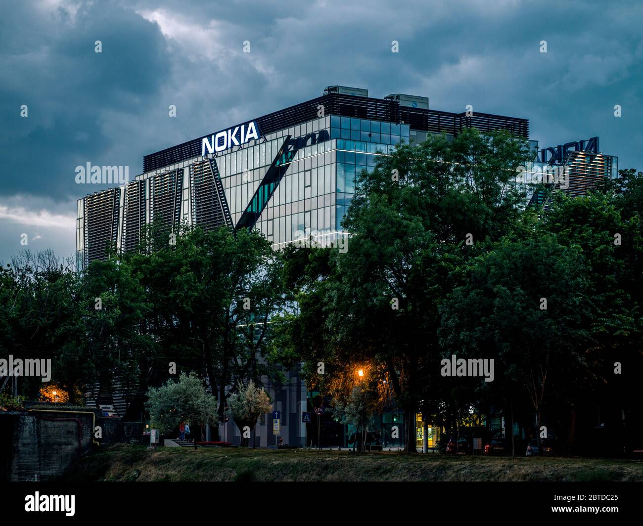 Edificio de oficinas de Nokia con nubes dramáticas Foto de stock