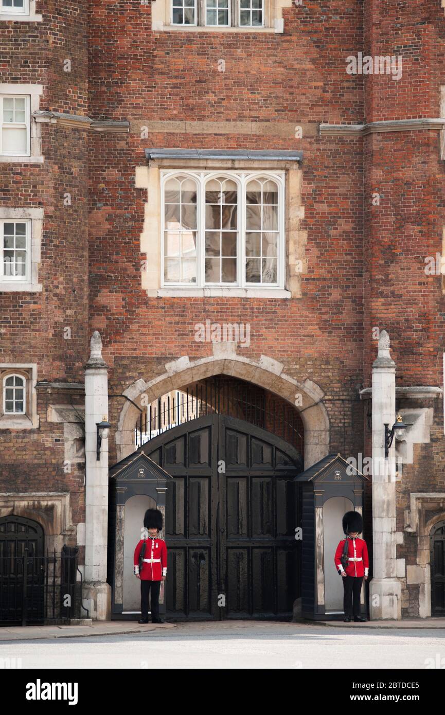 Guardias fuera de la puerta principal del Palacio de San James en Londres, Reino Unido Foto de stock