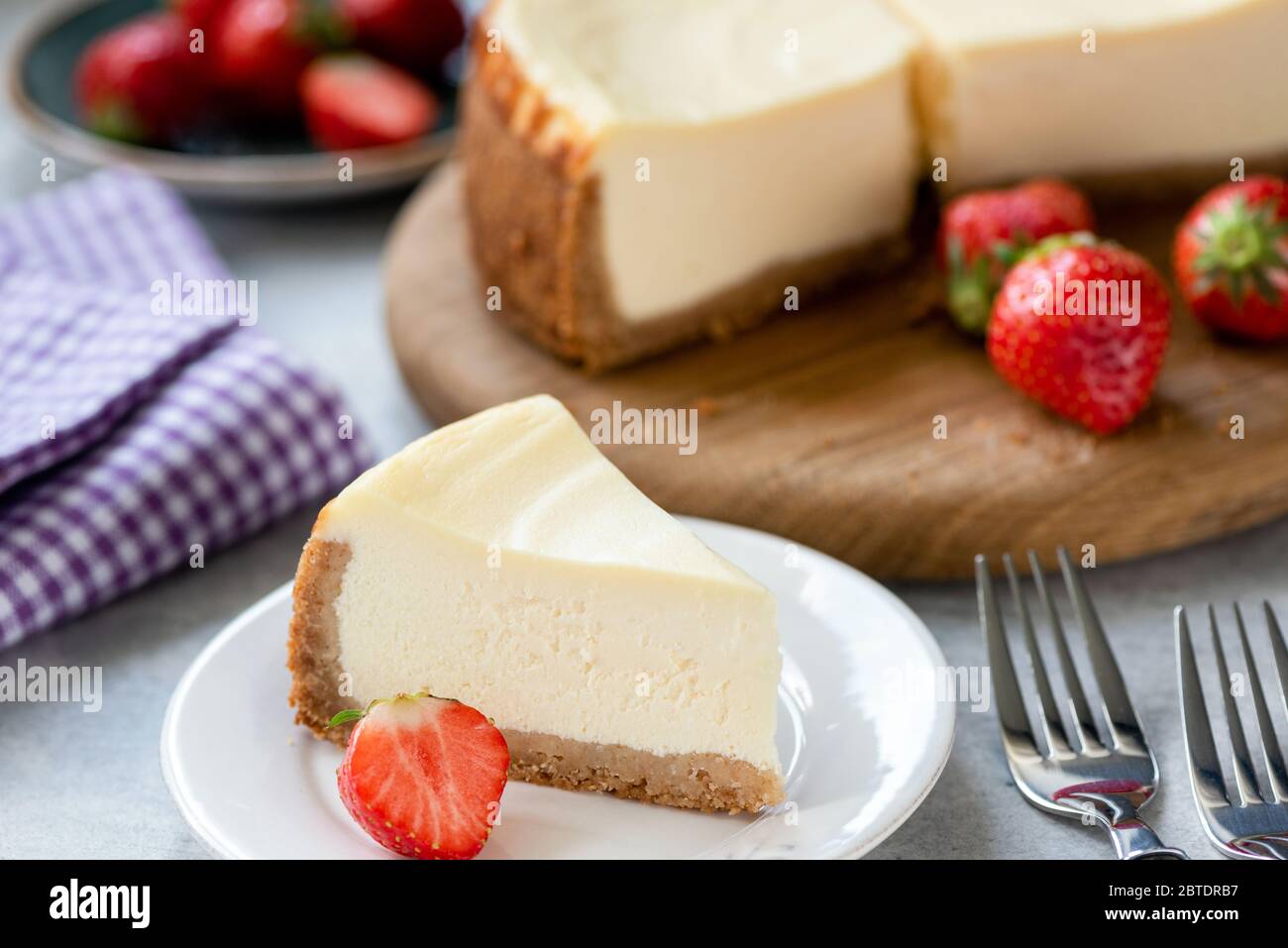 Tarta de queso con fresas en el plato. Tarta de queso casera. Pastel de queso crema al estilo de Nueva York Foto de stock